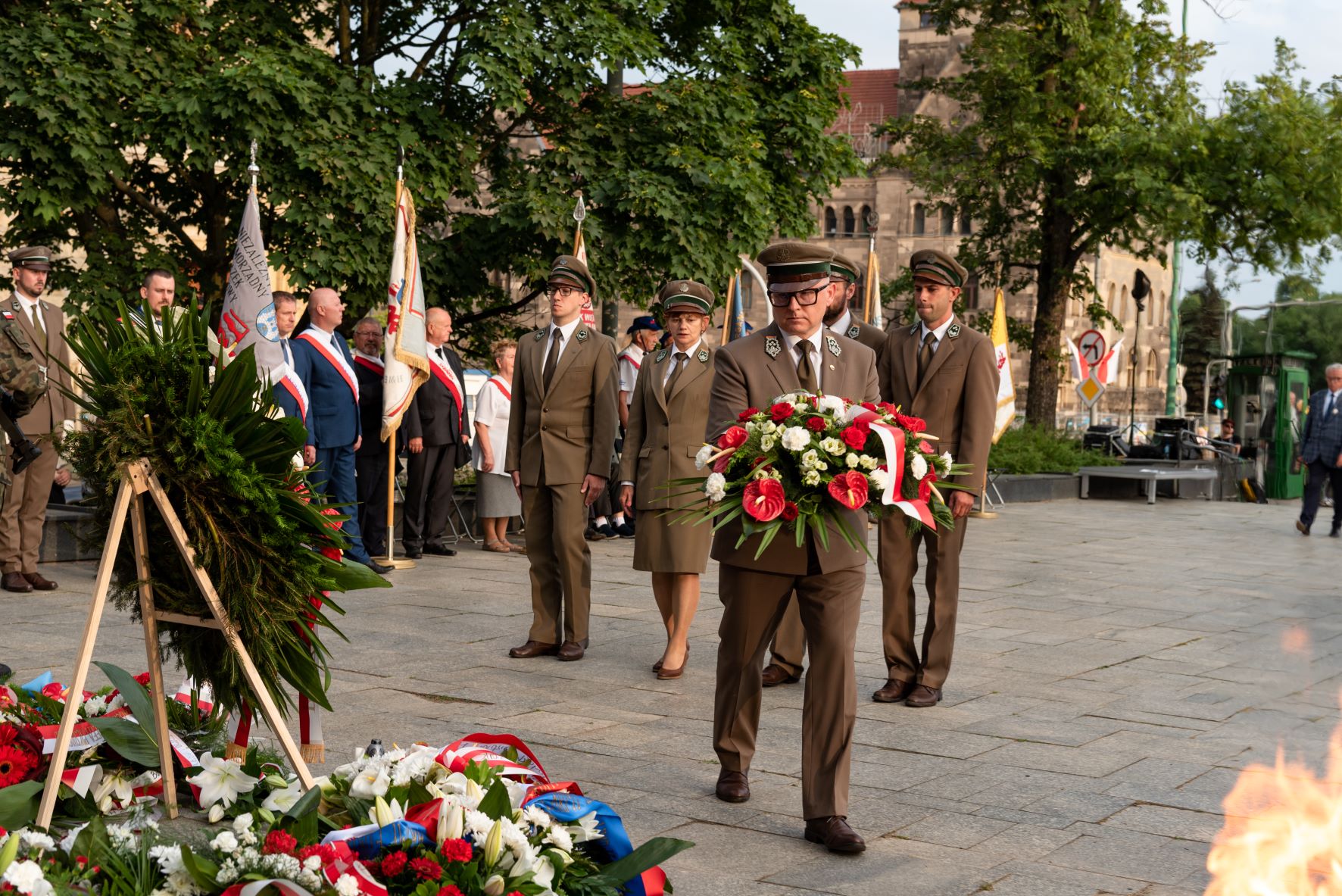 Zdjęcie przedstawia delegację RDLP w Poznaniu składającą kwiaty pod pomnikiem Poznańskich Krzyży. Fot. Oddział Prasowy Gabinetu Prezydenta Miasta Poznania