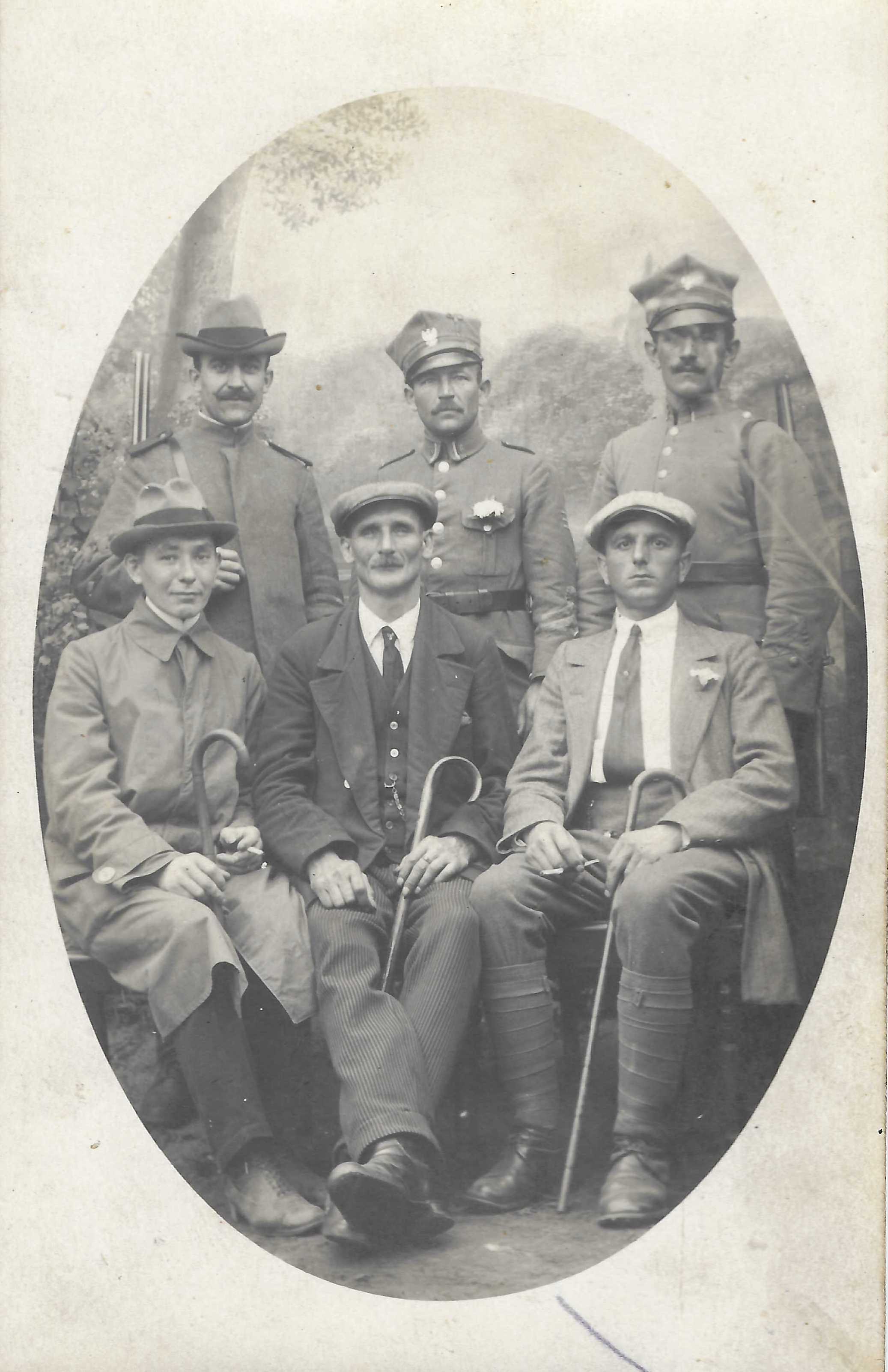 Fotografia przedstawia Jana Królaka w towarzystwie powstańców wielkopolskich, rok 1919. Źródło: Archiwum RDLP w Poznaniu.